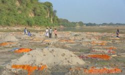 कोरोना कहर : गंगाको बगरमा गाडिएका शवहरुलाई परम्परा भन्नु कत्तिको सही ?