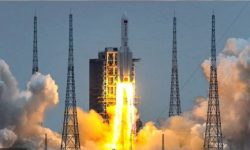 चीनको एक रकेटको ठूलो टुक्रा पृथ्वीतर्फ खस्दै