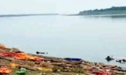 कोभिड-१९ महामारीबीच गंगा नदी किनारामा शवको थुप्रो