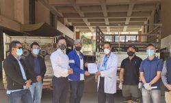 मञ्चद्वारा ४७ लिटर क्षमताको ४० थान अक्सिजन सिलिन्डर हस्तान्तरण