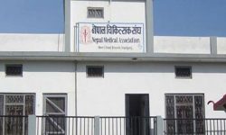 स्वास्थ्यकर्मीमाथि हातपात गर्नेलाई कडा कारबाही गर्न चिकित्सक संघकाे माग