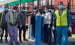 अक्सिजनका सिलिन्डर वितरण गर्दै पल शाह (तस्बिरसहित)