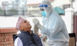 कोरोना परीक्षणका लागि प्रधानमन्त्री ओलीको स्वाब संकलन