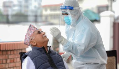 कोरोना परीक्षणका लागि प्रधानमन्त्री ओलीको स्वाब संकलन