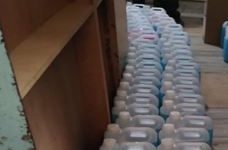 बिल र स्टिकर नभएको स्यानिटाइजर जस्तो पदार्थसहित पक्राउ