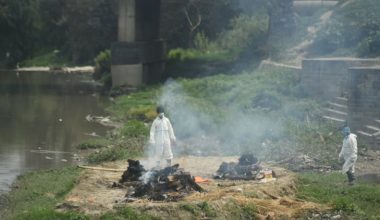 पशुपतिमा शव जलाउने ठाउँ नभएपछि वाग्मती किनारमै अन्त्येष्टि (फोटो फिचर)