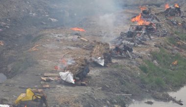 वाग्मतीकिनारमा ३० वटा चिता बनाएर शव जलाउन सुरु