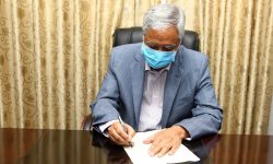 प्रतिनिधिसभा पुनःस्थापनाका लागि मुद्दा दर्ता गराउनु अघि निवेदनमा हस्ताक्षर गर्दै नेता (फोटो फिचर)