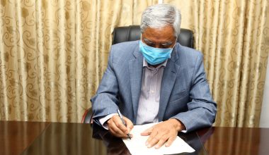 प्रतिनिधिसभा पुनःस्थापनाका लागि मुद्दा दर्ता गराउनु अघि निवेदनमा हस्ताक्षर गर्दै नेता (फोटो फिचर)