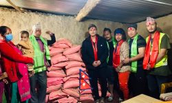 विपन्न परिवारलाई खाद्यान्न लिएर कालीकोट पुगे नायक पल शाह ! (तस्बिरसहित)