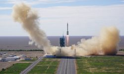 अन्तरिक्ष केन्द्र निर्माणमा चीनको फड्को, तीन अन्तरिक्ष यात्री लिएर उड्यो शेन्झाउ-१२ रकेट