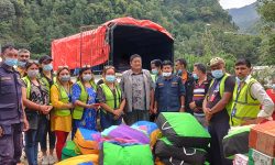 सिन्धुपाल्चोकको बाढी पहिरो प्रभावितहरुलाई राहत  वितरण