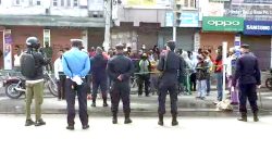 निषेधाज्ञा उल्लंघन गर्ने ३, ४४१ सवारीधनीलाई सम्झाइ-बुझाई छाडियाे