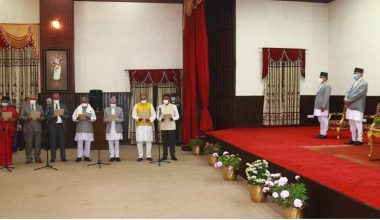 तीन उपप्रधानमन्त्री र १२ मन्त्रीले लिए शपथ