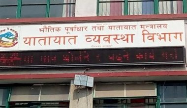 ७ बुँदे माग राख्दै यातायात विभागमा यातायात व्यवसायीकाे धर्ना