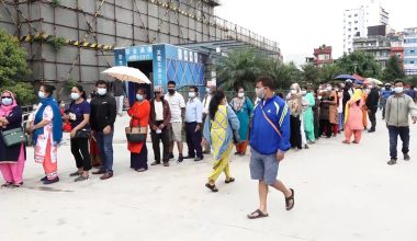 काठमाडौंका खोप केन्द्र अस्तव्यस्त, ज्येष्ठ नागरिक भन्छन्- सरकारले खेलबाड गर्‍यो (भिडियोसहित)