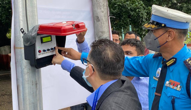 विमानस्थलको गोल्डेन गेटमा ट्राफिक बत्ती जडान