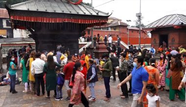 कोरोना माहामारीमा पनि शिव मन्दिरमा भक्तजनहरुको भिड