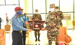 नेपाली सेनाद्वारा नेपाल प्रहरीलाई हतियार हस्तान्तरण
