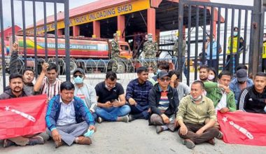 पेट्रोलियम पदार्थको मूल्य वृद्धिको विरोध गर्दै विद्यार्थी सङ्गठनकाे धर्ना