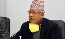 माधव नेपालले पत्रकार सम्मेलन गर्दै