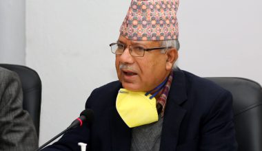 माधव नेपालले पत्रकार सम्मेलन गर्दै