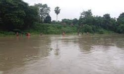 तटबन्ध निर्माणका लागि खाडल खनेर लथालिङ छाडिएपछि तीनपैनीको बस्ती जोखिममा