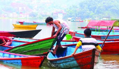 फेवातालमा पानीको सतह बढेपछि डुंगा निकाल्दै चालक (फोटो फिचर)