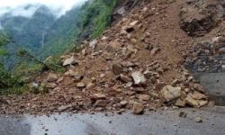लगातारको वर्षाका कारण मध्यपहाडी लोकमार्गको पर्वत खण्ड अवरुद्ध