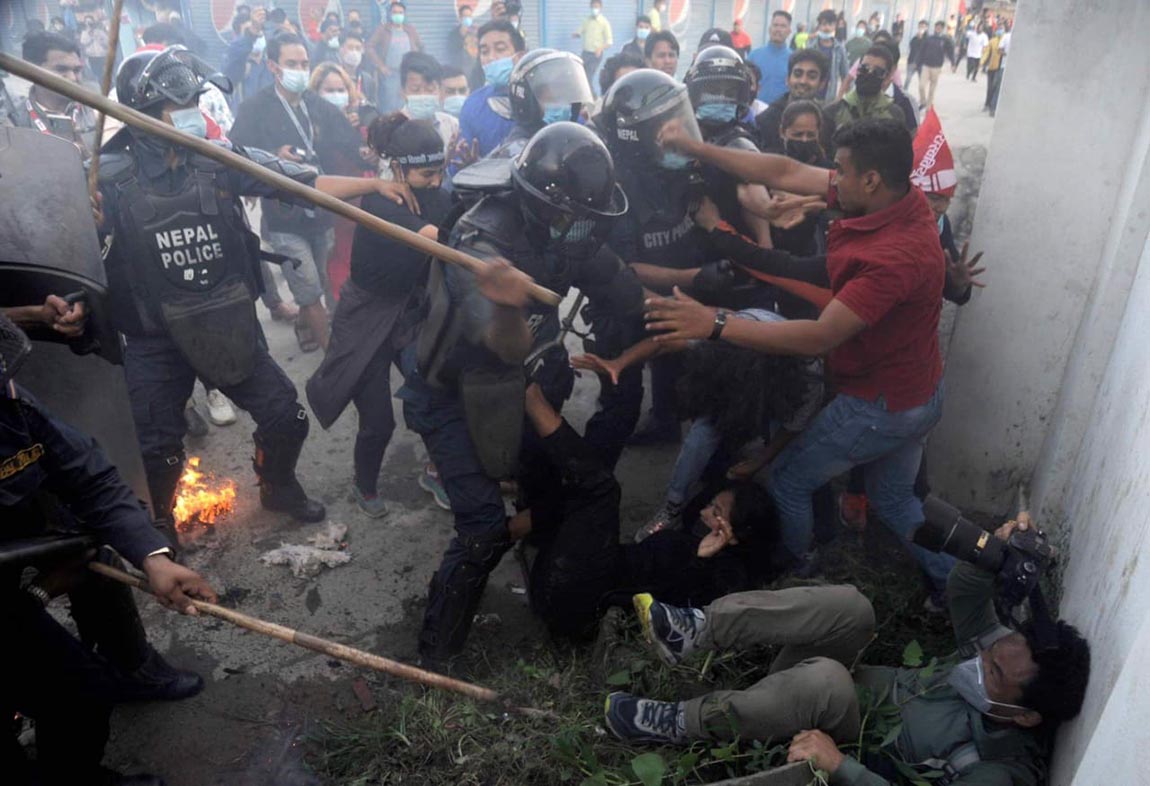 पत्रकारमाथि लाठी प्रहार गर्ने प्रहरीलाई कारबाही गर्न माग