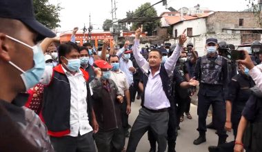 बालुवाटारअघि शिक्षकको धर्ना, प्रहरीले लियो नियन्त्रणमा (भिडियोसहित)