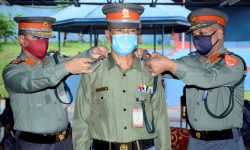 सशस्त्र प्रहरी महानिरीक्षक खनालबाट दर्ज्यानी चिह्न प्रदान