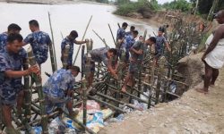 डुबान र कटान रोक्न यसरी जुटे प्रजिअ, सेना र प्रहरी (फोटो फिचर)