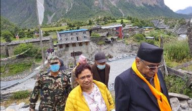 बाढीपहिराेले पुर्‍याएको क्षति निरीक्षणका लागि दाहाल र उर्जामन्त्रीसहितको टोली मनाङमा