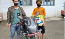 मोटरसाइकल चोरी गरी भाग्दै गरेको अवस्थामा दुई जना ट्राफिक प्रहरीको नियन्त्रणमा