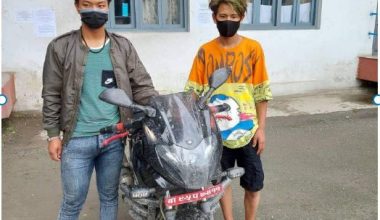 मोटरसाइकल चोरी गरी भाग्दै गरेको अवस्थामा दुई जना ट्राफिक प्रहरीको नियन्त्रणमा