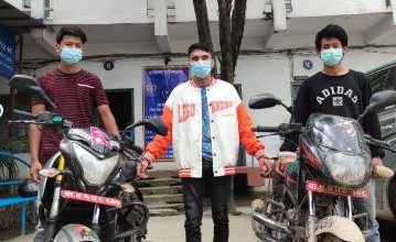 मोटरसाइकल चोरीमा संलग्न तीनजना पक्राउ