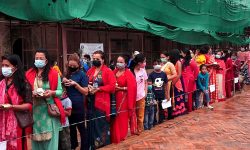 कृष्ण मन्दिरमा भक्तजनको भिड (फाेटाे फिचर)