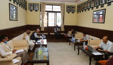 प्रधानमन्त्रीलाई न्यूनतम साझा कार्यक्रमको प्रतिवेदन बुझाइँदै