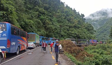 पहिरोका कारण पृथ्वी राजमार्ग अवरुद्ध