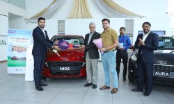 विजेतालाई गाडीको साँचो हस्तान्तरण