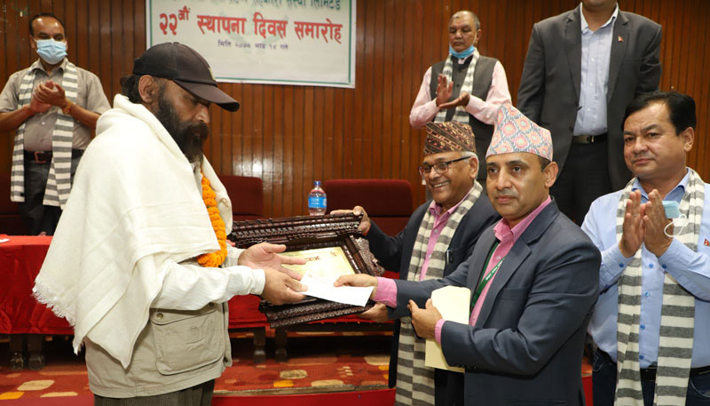 शतक रक्तदाता कर्माचार्यलाई सम्मान