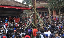 हनुमानढोका दरबार क्षेत्रमा इन्द्रध्वजोत्थान, देवी नाच सुरु (फाेटाे फिचर)