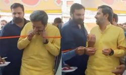 मन्त्रीले कैंचीले होइन, रिबन दाँतैले काटेर पसलको उद्‌घाटन ! (भिडियोसहित)