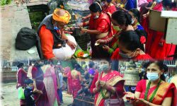 पशुपति मन्दिर परिसरमा पूजाआजा गर्दै महिला (फोटो फिचर)