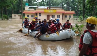 नदीमा फसेका श्रीमान्-श्रीमतीको सकुशल उद्धार