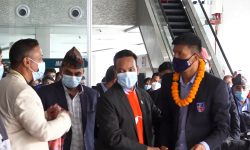 नेपाली टोलीलाई हौस्याउन विमानस्थलमै पुगे खेलकुदमन्त्री (हेरौं ९ तस्बिर)