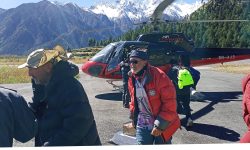 तुम्लिङमा अलपत्र परेका विदेशीको हेलिकोप्टरबाट उद्धार