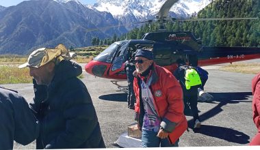 तुम्लिङमा अलपत्र परेका विदेशीको हेलिकोप्टरबाट उद्धार