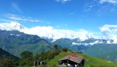 बादलले ढाक्दै गरेको सुन्दर मनास्लु हिमाल (फोटो फिचर)
